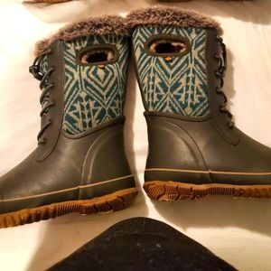 BOGS , girls size 4. Dark brown with green/teal accents